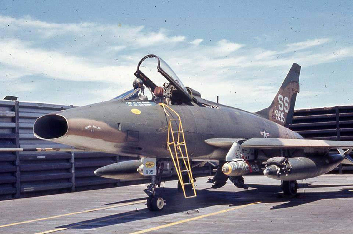 F-100 Super Sabre hoạt động trong không quân Mỹ từ năm 1954 đến năm 1971. Đến năm 1964, không quân Mỹ loại F-100 Super Sabre khỏi đội hình chiến đấu tại chiến trường Việt Nam, thay thế bằng F-4 Phantom II và F-105 Thunderchief.