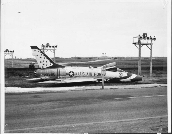 Phần lớn thời gian phục vụ tại Việt Nam, những chiếc F-100 không được đánh giá cao trong bất kỳ nhiệm vụ nào khi được tham gia. Thậm chí, nó còn bị đánh giá là không an toàn, “chưa đánh đã ngã”.