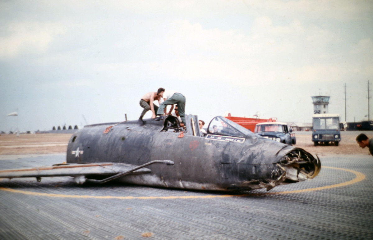 Tổng kết trong thời gian tham chiến tại Việt Nam, Mỹ thừa nhận đã mất tổng cộng 242 chiếc F-100, trong đó có 186 chiếc bị bắn rơi bởi hỏa lực phòng không và 45 chiếc bị tai nạn. Con số này biến F-100 trở thành chiếc máy bay “tự rơi” nhiều nhất ở Việt Nam.