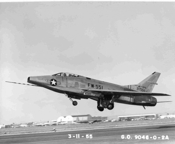 F-100 Super Sabre thực hiện chuyến bay đầu tiên vào ngày 25/5/1953 và trở thành mẫu máy bay chiến đấu siêu thanh đầu tiên của Mỹ. Nó cũng được coi là chiếc đầu tiên trong loạt máy bay hiện đại mới nhất lúc bấy giờ được phát triển cho quân đội Mỹ trong giai đoạn 1950-1960.