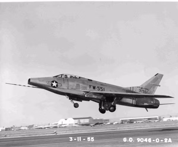 F-100 Super Sabre thực hiện chuyến bay đầu tiên vào ngày 25/5/1953 và trở thành mẫu máy bay chiến đấu siêu thanh đầu tiên của Mỹ. Nó cũng được coi là chiếc đầu tiên trong loạt máy bay hiện đại mới nhất lúc bấy giờ được phát triển cho quân đội Mỹ trong giai đoạn 1950-1960.
