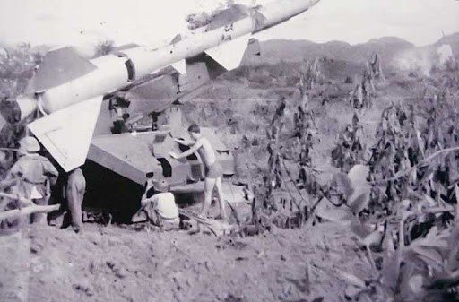 Một số lượng nhỏ F-100 được chuyển đổi để huấn luyện phi công và được trang bị radar vector APR-25 để phục vụ cho nhiệm vụ trấn áp các trận địa phòng không của đối phương, mà cụ thể là vô hiệu hóa tên lửa SAM-2 ở bầu trời Bắc Việt Nam.