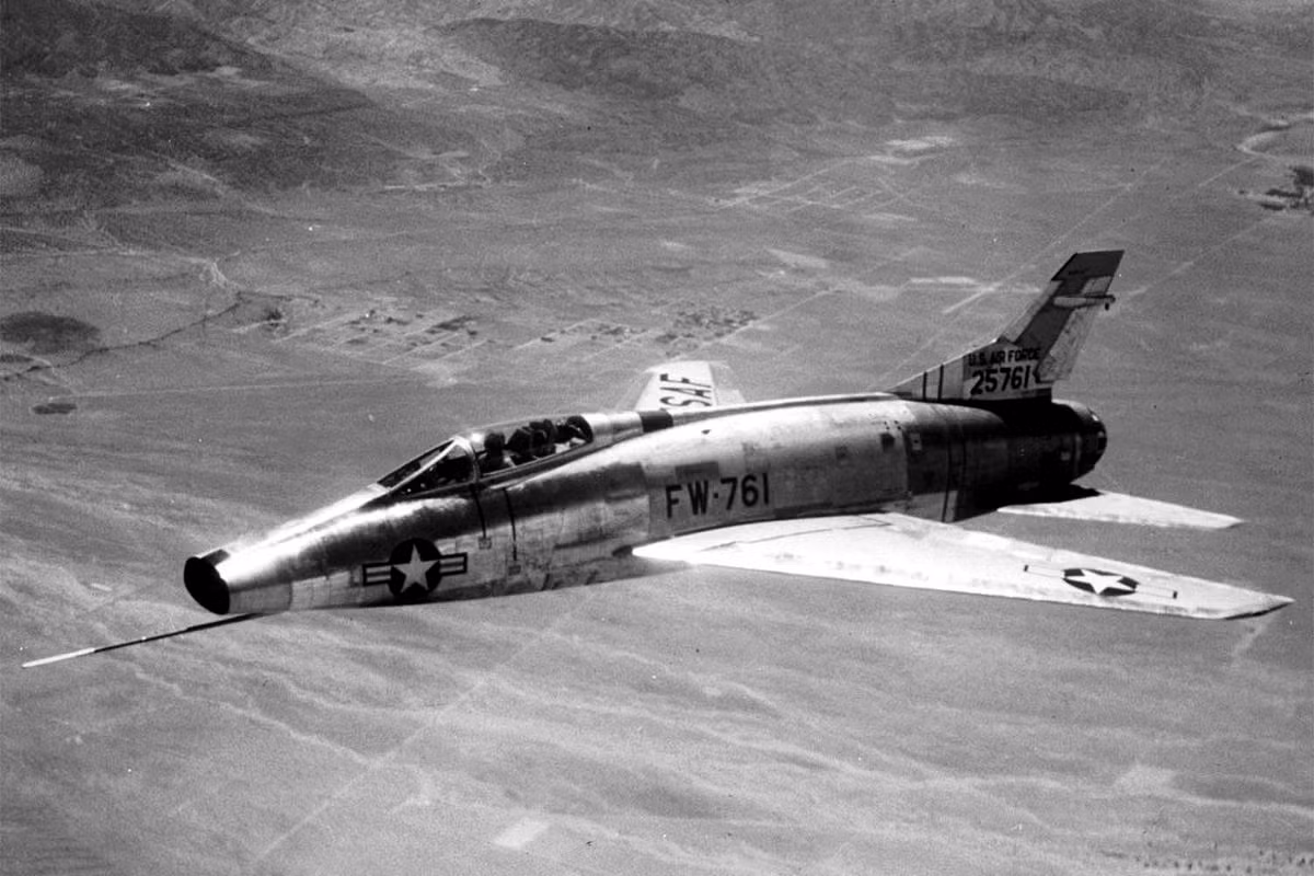Với những thành công của máy bay F-86 Sabre trong chiến tranh Triều Tiên, không quân Mỹ đã tiến hành cải tiến loại máy bay này để tạo ra phiên bản mạnh mẽ hơn. Vào tháng 1/1951, không quân Mỹ tạo ra một máy bay chiến đấu siêu thanh có tên là “Sabre 45”.