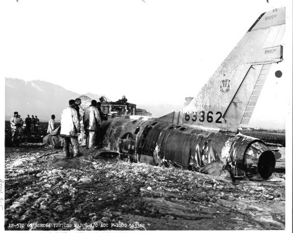 Quãng thời gian F-100 phục vụ trong không quân Mỹ, đã có 889 chiếc trong tổng số hơn 2.000 chiếc gặp tai nạn, khiến 324 phi công thiệt mạng. Thậm chí, năm 1958 có tới 116 vụ tai nạn, khiến 47 phi công thiệt mạng. Điều đó cho thấy F-100 không an toàn như thế nào.