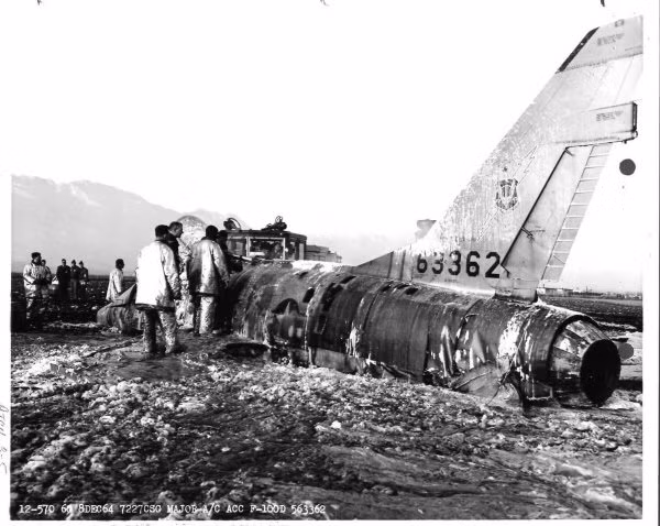 Quãng thời gian F-100 phục vụ trong không quân Mỹ, đã có 889 chiếc trong tổng số hơn 2.000 chiếc gặp tai nạn, khiến 324 phi công thiệt mạng. Thậm chí, năm 1958 có tới 116 vụ tai nạn, khiến 47 phi công thiệt mạng. Điều đó cho thấy F-100 không an toàn như thế nào.