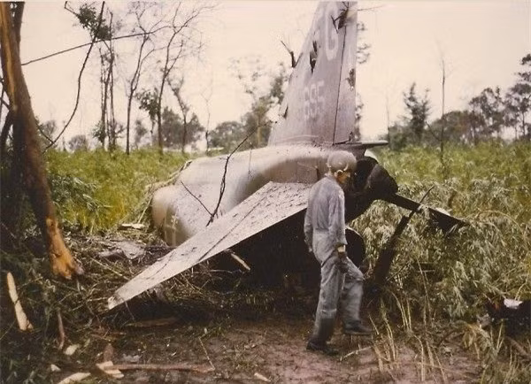 Được biên chế chính thức cho không quân Mỹ vào ngày 27/9/1954, F-100 đời đầu chủ yếu dùng để huấn luyện và hoạt động hạn chế tại Mỹ. Ngày 16/4/1961, F-100 lần đầu tiên xuất hiện tại Đông Nam Á tại căn cứ Clark (Philippines) và Don Muang (Thái Lan). Khi Mỹ tiến hành ném bom miền Bắc Việt Nam vào năm 1964, F-100 bắt đầu thực hiện các nhiệm vụ chiến đấu quy mô lớn tại chiến trường.
