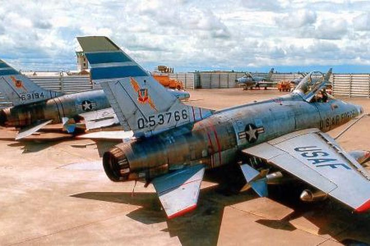 F-100 Super Sabre là máy bay tiêm kích và ném bom một chỗ ngồi có chiều dài 15,20m, cao 4,95m. Trọng lượng 13.085kg. Động cơ F-100 là tuốc bin phản lực J-57-P-7 được thiết kế để đổ nhiên liệu thô thẳng vào ống xả, bỏ qua tuabin phản lực, tăng tốc độ siêu thanh lên tới 1.290 km/h ở độ cao lớn, cho phép F-100 lập nhiều kỷ lục về tốc độ.