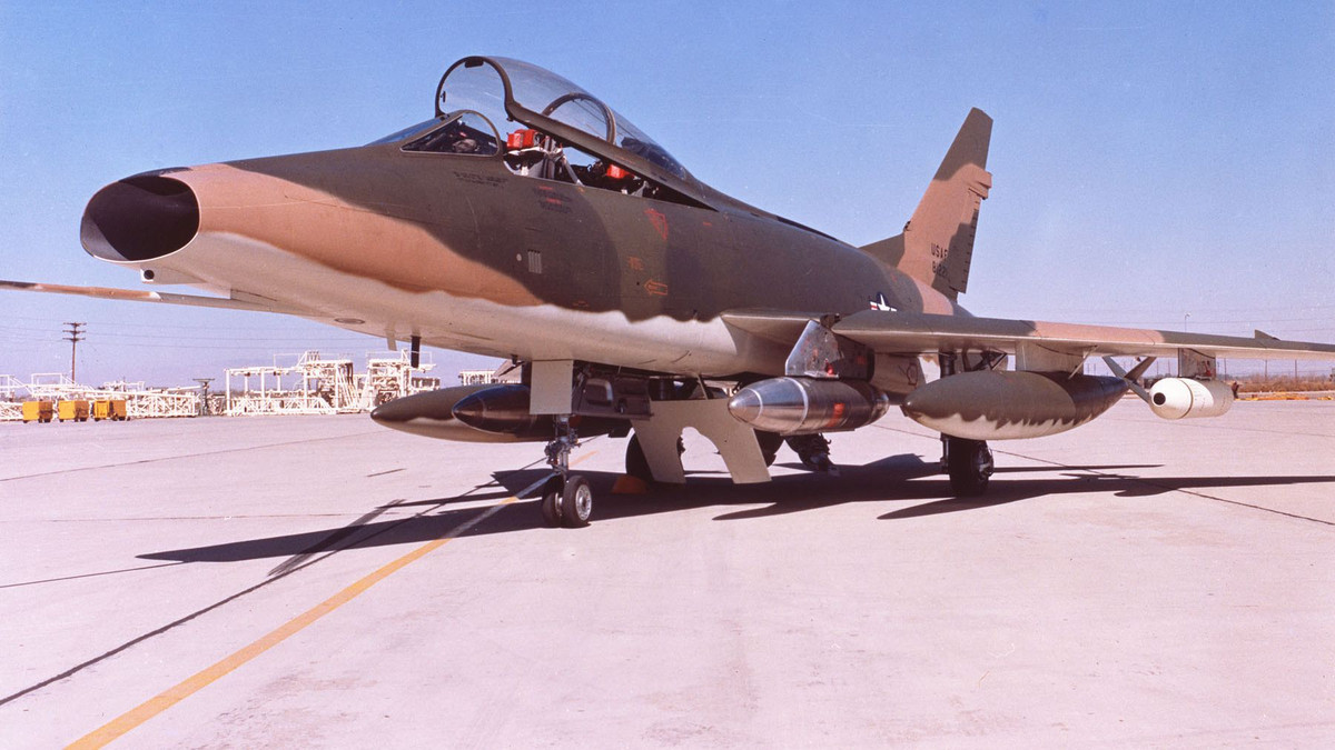 Phạm vi hoạt động của máy bay là 3.201km. Độ cao tối đa 15.000m. F-100 Super Sabre được trang bị 4 khẩu pháo 20mm M39 và có thể mang trọng tải lớn với 3.190kg bom.