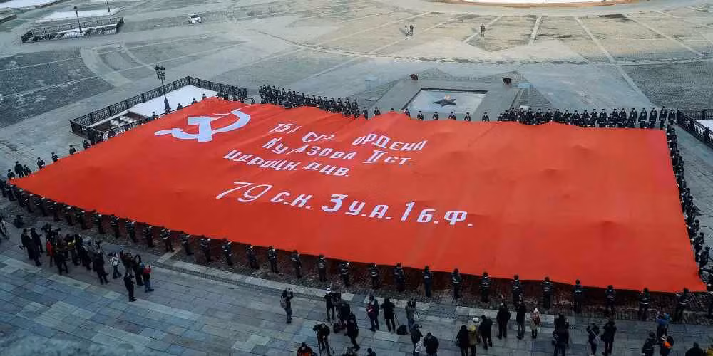 Nga mang quốc kỳ Liên Xô mừng "Ngày Chiến Thắng" ở Ukraine Nga mang quoc ky Lien Xo mung