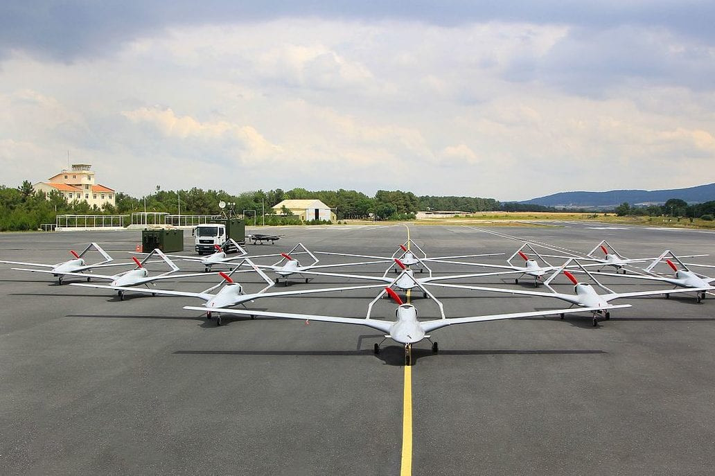 Cho đến nay, Ukraine là khách hàng lớn nhất của Bayraktar, nước này đã đặt hàng hơn 50 chiếc để bù đắp cho việc thiếu máy bay tấn công chính xác có người lái phù hợp cho các hoạt động tầm ngắn hoặc tầm trung.