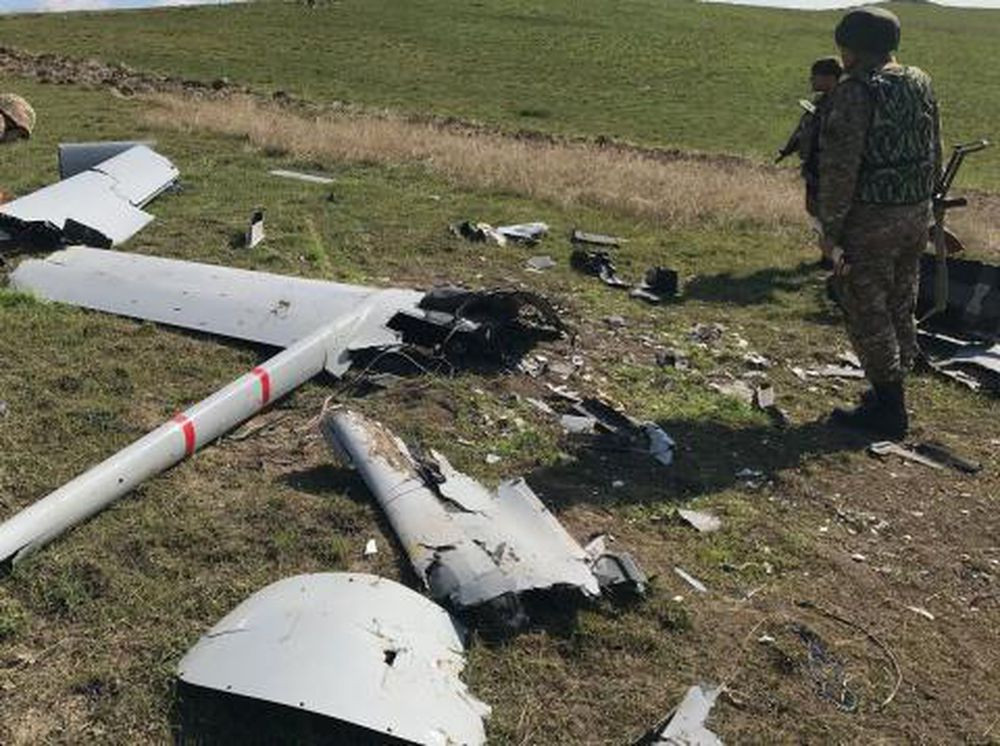 Máy bay Bayraktar TB2 đã bị chỉ trích rất nhiều vì khả năng sống sót bị đánh giá là rất thấp, thực tế đã chứng minh khi chiếc máy bay này gặp tổn thất nặng nề khi đối đầu với hệ thống phòng không tương đối khiêm tốn của Syria.