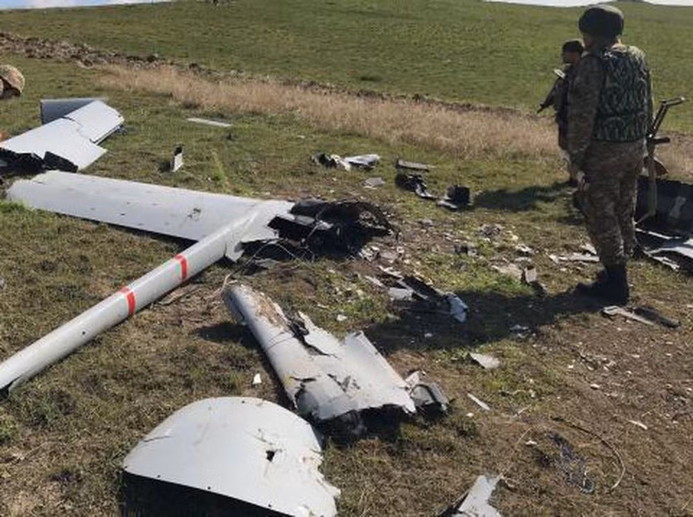 Máy bay Bayraktar TB2 đã bị chỉ trích rất nhiều vì khả năng sống sót bị đánh giá là rất thấp, thực tế đã chứng minh khi chiếc máy bay này gặp tổn thất nặng nề khi đối đầu với hệ thống phòng không tương đối khiêm tốn của Syria.