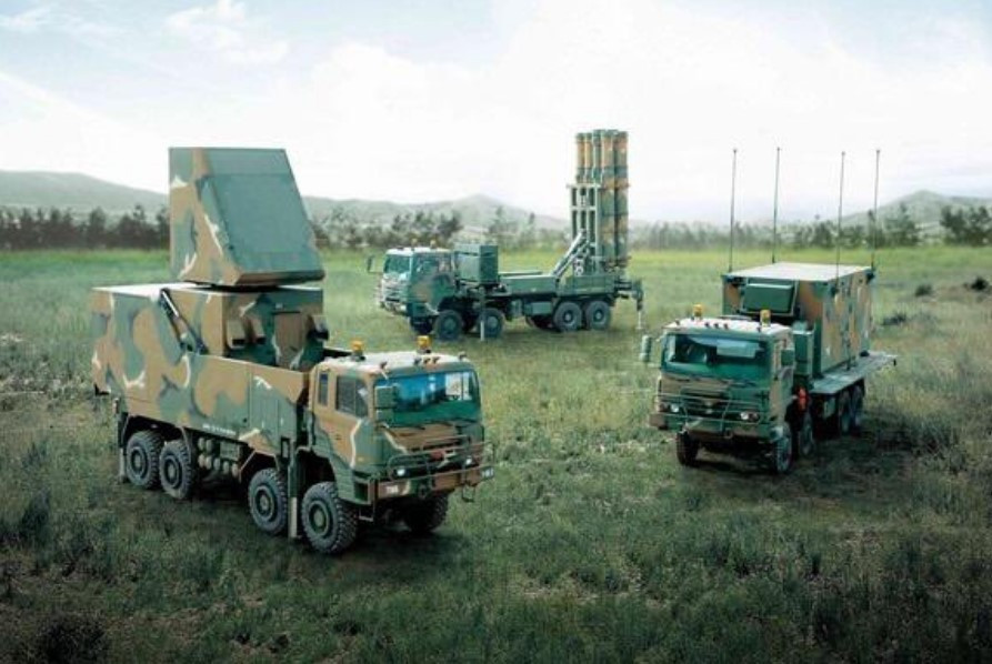 Bộ Quốc phòng UAE lần đầu tiên chỉ ra kế hoạch mua hệ thống này vào ngày 16/11/2021, trên trang Twitter của mình. KM-SAM do Hàn Quốc và Nga hợp tác phát triển và chủ yếu dựa vào chuyển giao công nghệ, trong đó có nhiều công nghệ từ hệ thống S-300, S-350 và S-400 của Nga.