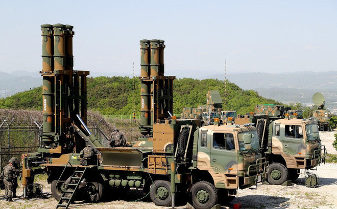 Các Tiểu vương quốc Ả Rập Thống nhất đã hoàn tất hợp đồng trị giá 3,37 tỷ USD để bán hệ thống tên lửa KM-SAM Block-II từ Hàn Quốc. Thỏa thuận được ký kết trong chuyến thăm của Tổng thống Hàn Quốc Moon Jae In tới nước này và đưa UAE trở thành nhà khai thác hệ thống tên lửa nước ngoài đầu tiên.