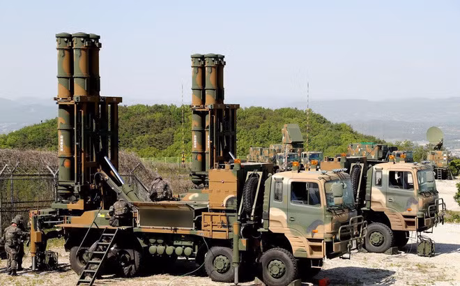 Các Tiểu vương quốc Ả Rập Thống nhất đã hoàn tất hợp đồng trị giá 3,37 tỷ USD để bán hệ thống tên lửa KM-SAM Block-II từ Hàn Quốc. Thỏa thuận được ký kết trong chuyến thăm của Tổng thống Hàn Quốc Moon Jae In tới nước này và đưa UAE trở thành nhà khai thác hệ thống tên lửa nước ngoài đầu tiên.