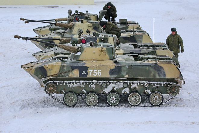 Lực lượng Nhảy dù Nga được trang bị rất hiện đại, gồm đầy đủ các bộ quần áo chiến đấu bộ binh Barmica và Ratnik. Cùng với hệ thống điều khiển tự động Andromeda-D, Barnaul-T và Dozor, xe trượt tuyết AS-1, xe leo núi , đồng phục được chế tạo đặc biệt đối với khí hậu nóng và các thiết bị ở Bắc Cực Nanuk.