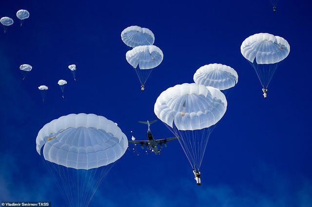 Lực lượng Nhảy dù Nga được trang bị rất hiện đại, gồm đầy đủ các bộ quần áo chiến đấu bộ binh Barmica và Ratnik. Cùng với hệ thống điều khiển tự động Andromeda-D, Barnaul-T và Dozor, xe trượt tuyết AS-1, xe leo núi , đồng phục được chế tạo đặc biệt đối với khí hậu nóng và các thiết bị ở Bắc Cực Nanuk.