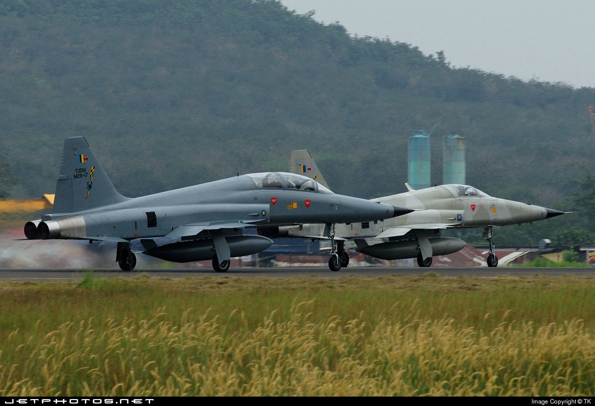 Các máy bay này là sự thay thế cho các máy bay phản lực F-5E Tiger II đã cũ do Mỹ cung cấp. Vào thời điểm đó, Su-30MKM là loại máy bay hiện đại nhất mà Nga từng xuất khẩu, với thiết kế dựa trên Su-30MKI được phát triển cho Không quân Ấn Độ nhưng với những thay đổi nhỏ về hệ thống điện tử hàng không.