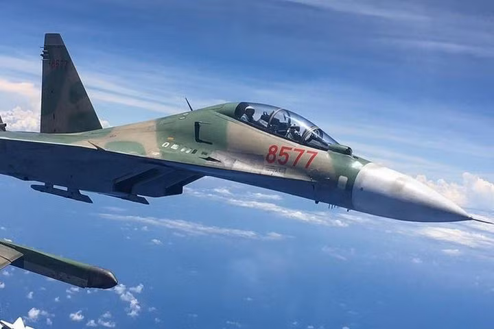 Đồng thời Su-30MK2 được trang bị một loạt vũ khí hiện đại như tên lửa chống hạm Kh-31 có tốc độ Mach 3 và tên lửa phòng không R-77. Tuy nhiên phiên bản này vẫn bị đánh giá có khả năng kém hơn đáng kể so với Su-30MKM và Su-30SM, vốn được cải tiến nhiều hơn so với thiết kế cơ bản của Su-30 (còn nữa). Nguồn ảnh: TH.