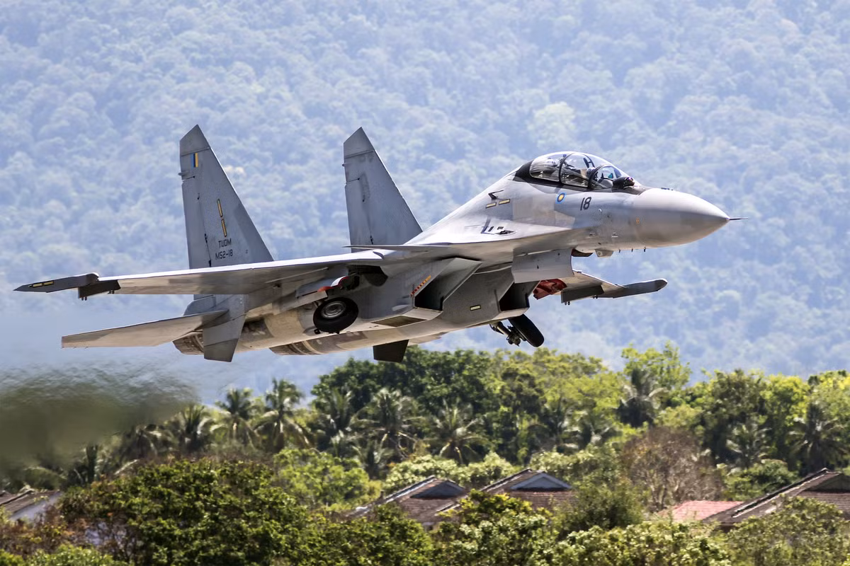 Su-30MKM là một thiết kế mang tính cách mạng so với thiết kế ban đầu của Su-27 và Su-30 Flanker, đồng thời được kế thừa các tính năng hiện đại như Su-35 và Su-37, bao gồm màn hình buồng lái kỹ thuật số hoàn toàn, radar mảng pha quét điện tử, động cơ vectơ lực đẩy, sử dụng vật liệu composite, hệ thống tác chiến điện tử hiện đại và tên lửa phòng không.