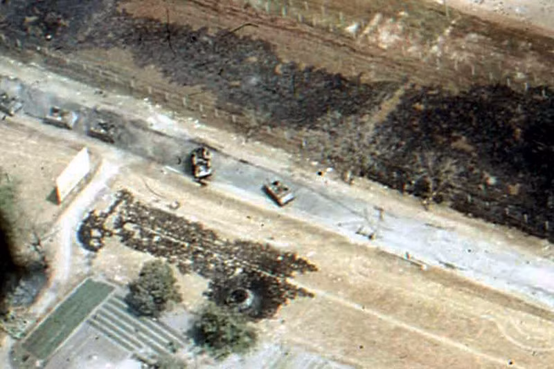 Trước đó ít ngày, tin tình báo cho hay, trong số 3 sân bay ở Tiệp Khắc thì có 2 đã đóng cửa. Như vậy là việc sử dụng các sân bay để lực lượng đổ bộ hạ cánh là không thể. Vì đường băng đã bị chất đầy các xe công trình công binh khác nhau như máy ủi, máy kéo, cần trục, làm vật cản. Rõ ràng “ai đó” ở Tiệp Khắc đã dự liệu trước việc này.