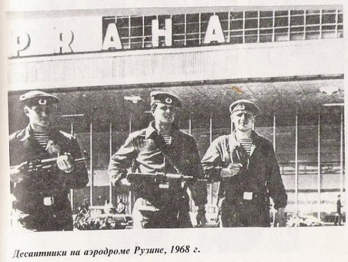 Chỉ trong một đêm, hàng chục, thậm chí hàng trăm nghìn binh lính cùng rất nhiều xe tăng đã tiến vào Tiệp Khắc để dập tắt cuộc chính biến. Tiên phong là lực lượng Binh chủng nhảy dù Liên Xô, gọi là lực lượng đổ bộ đường không (ĐBĐK).