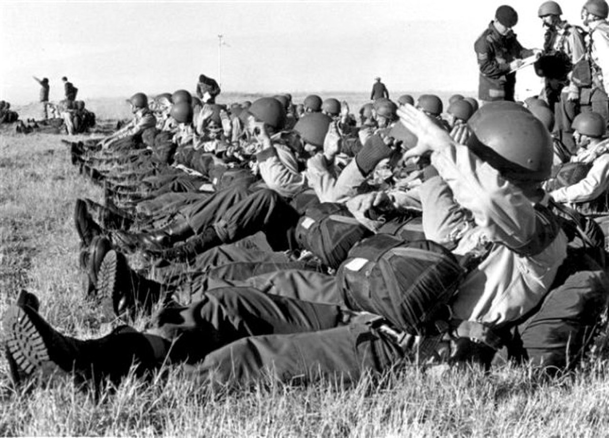 Chỉ mấy giờ trong đêm “lính dù” đã đánh chiếm ngoạn mục sân bay trung tâm, xung kích tiến về khống chế những mục tiêu trọng yếu của Thủ đô. Quân đội quốc gia Tiệp Khắc bị động hoàn toàn. Những tài liệu giải mật sau này cho thấy, cuộc đổ bộ vào Tiệp Khắc được Quân đội Liên Xô trù liệu từ trước.