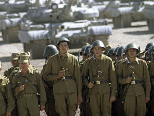 Chiều tối ngày 20/08/1968, các sĩ quan được triệu tập gấp tới Câu lạc bộ sĩ quan nghe phổ biến: “Ngay từ phút này, cấm trại 100%. Sĩ quan ăn tối tại doanh trại, không điện về nhà riêng, chờ lệnh”. Trong màn đêm, các phân đội báo động, lên máy bay trong tư thế chiến đấu đường dài. Lệnh tác chiến chỉ được giao cho binh sĩ khi tàu bay đã ở trên không.