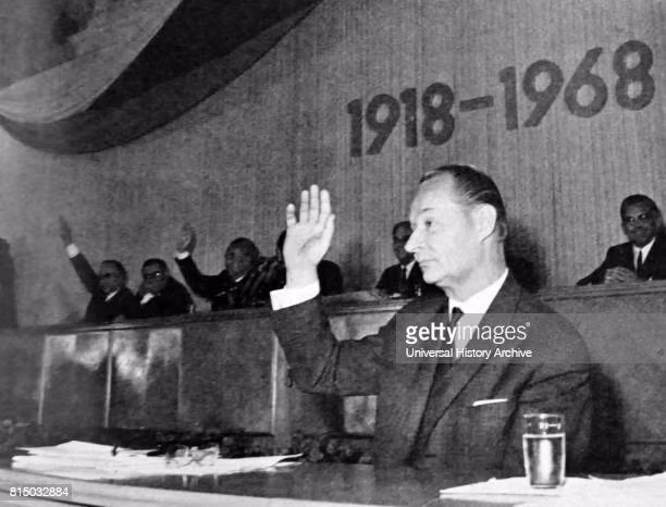 Để dập tắt chính biến ở thủ đô Praha, tiên phong trong lực lượng Quân đội Liên Xô tràn ngập Thủ đô Tiệp Khắc là lính dù, gọi là lực lượng đổ bộ đường không. Những động thái chính trị có chiều hướng ngả về Phương Tây của quốc gia Xã hội chủ nghĩa (XHCN) Tiệp Khắc đã tới đỉnh điểm vào năm 1968.