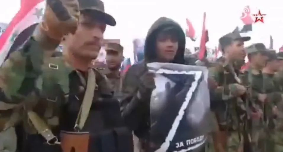 Đoạn video do truyền thông Nga công bố cho thấy một đơn vị quân đội chính phủ Syria cầm lá cờ có chữ "Z" của quân đội Nga. Cùng ngày, các phương tiện truyền thông Syria đưa tin Hassan, chỉ huy hàng đầu của "Sư đoàn Tiger" thuộc quân đội Syria, đã tổ chức một buổi tổng động viên các lực lượng.