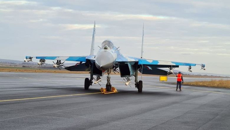 Nói thêm về chiếc Su-27 bỏ trốn của Ukraine, chiếc máy bay chiến đấu hạng nặng Su-27 Flanker của Không quân Ukraine đã hạ cánh xuống nước láng giềng Romania tại Căn cứ Không quân số 95 ở phía đông bắc nước này sau khi phi công muốn bỏ trốn khỏi cuộc xung đột.