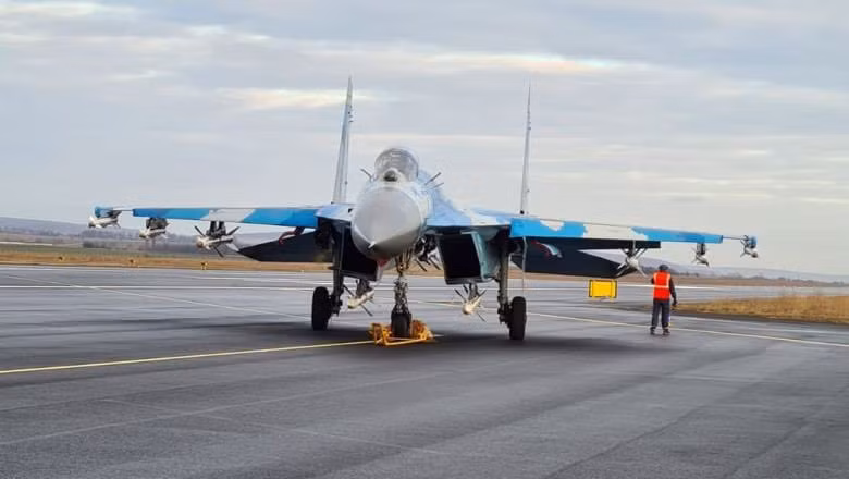Nói thêm về chiếc Su-27 bỏ trốn của Ukraine, chiếc máy bay chiến đấu hạng nặng Su-27 Flanker của Không quân Ukraine đã hạ cánh xuống nước láng giềng Romania tại Căn cứ Không quân số 95 ở phía đông bắc nước này sau khi phi công muốn bỏ trốn khỏi cuộc xung đột.