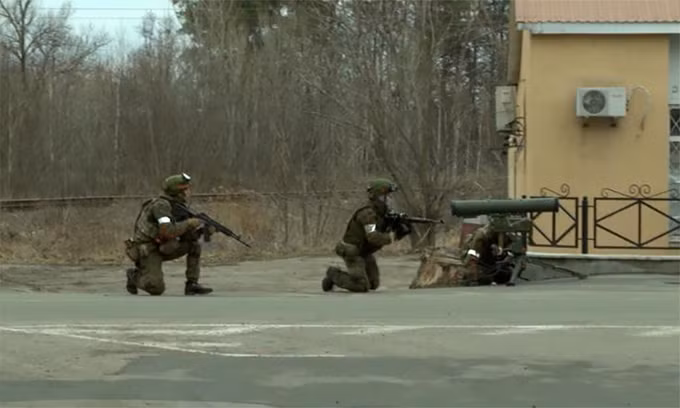 Điều đặc biệt đáng chú ý là các lực lượng Nga được triển khai tới Ukraine chưa phải là lực lượng mạnh và tinh nhuệ nhất. Theo nhiều chuyên gia, Nga vẫn chưa tấn công mạnh mẽ với các đơn vị thiện chiến để giữ những lực lượng này làm dự bị, nhằm răn đe sự can thiệp của các cường quốc phương Tây khác.