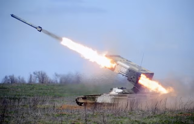 Trong khi đó, các nước phương Tây đang tích cực hỗ trợ vũ khí cho Ukraine, với mục đích khiến Nga sa lầy vào cuộc chiến này. Điều này cũng có thể khiến Nga phải leo thang chiến tranh và triển khai nhiều loại vũ khí có khả năng hơn, từ hệ thống pháo nhiệt áp TOS-1A đến xe BMPT-90 và tên lửa đạn đạo Iskander.