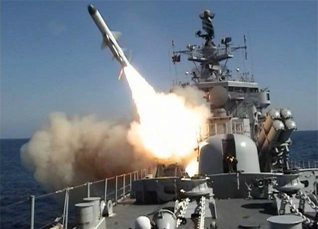 Tàu được trang bị 8 module phóng tên lửa, trong đó mỗi module chứa 8 quả tên lửa. Các module phóng điện tử tích hợp tạo ra khả năng phóng nhiều loại tên lửa khác nhau như tên lửa chống hạm PKR, tên lửa chống ngầm có điều khiển PLUR, tên lửa phòng không SAM, ZRAK …