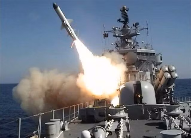 Tàu được trang bị 8 module phóng tên lửa, trong đó mỗi module chứa 8 quả tên lửa. Các module phóng điện tử tích hợp tạo ra khả năng phóng nhiều loại tên lửa khác nhau như tên lửa chống hạm PKR, tên lửa chống ngầm có điều khiển PLUR, tên lửa phòng không SAM, ZRAK …