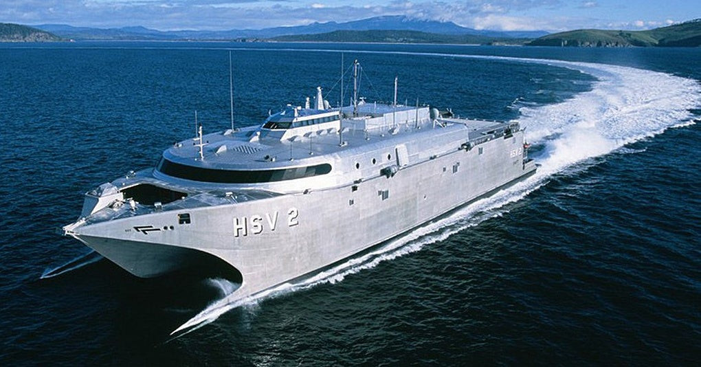 Tàu còn có thể “biến mất” trước radar đối phương nhờ thiết kế thân tàu “đầy góc cạnh” (giống như kiểu thiết kế ở máy bay tàng hình F-117 NightHawk của Mỹ). Vì vậy mà giảm đến mức tối đa diện tích phản xạ hiệu dụng.