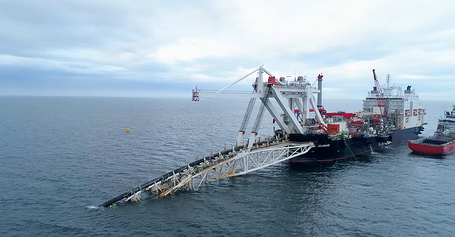 Đức cũng tiếp tục tiến tới đẩy nhanh dự án đường ống Nord Stream 2 để tạo điều kiện thuận lợi cho việc nhập khẩu khí đốt của Nga, bất chấp những lời kêu gọi ở các nước khác ở châu Âu cũng như Mỹ, để các nước cắt giảm sự phụ thuộc vào xuất khẩu nhiên liệu hóa thạch của Nga.