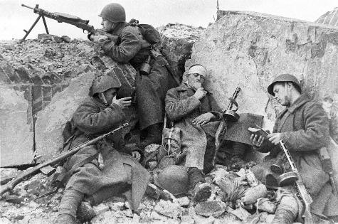 Ở trận chiến này, chỉ trong hai tháng 7 và 8, Hồng quân Liên Xô bị thiệt hại tới hơn 1,6 triệu người, 1 vạn xe tăng và pháo tự hành, cùng với 4.200 phi cơ. Tổn thất của quân Đức do Manstein chỉ huy có phần nhẹ hơn, nhưng có tác hại rất lớn đến nỗ lực chiến tranh của Đức, do Đức không còn đủ nhân lực và tài lực mà bù đắp.