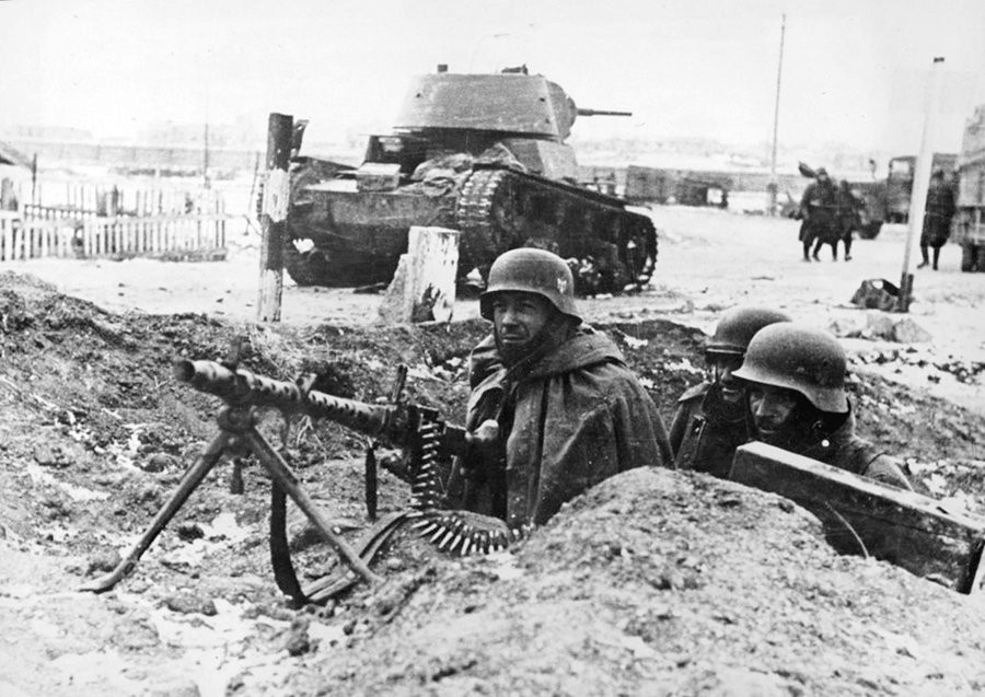 Cả hai đề xuất này đều bị gạt phắt vì Hitler luôn tin mình đủ sức một mình điều khiển chiến lược tổng thể của Đức trong chiến tranh. Nhưng bước sang đầu tháng 3/1944, quân đội Liên Xô đã đánh bật quân Đức ra xa sông Dnieper.