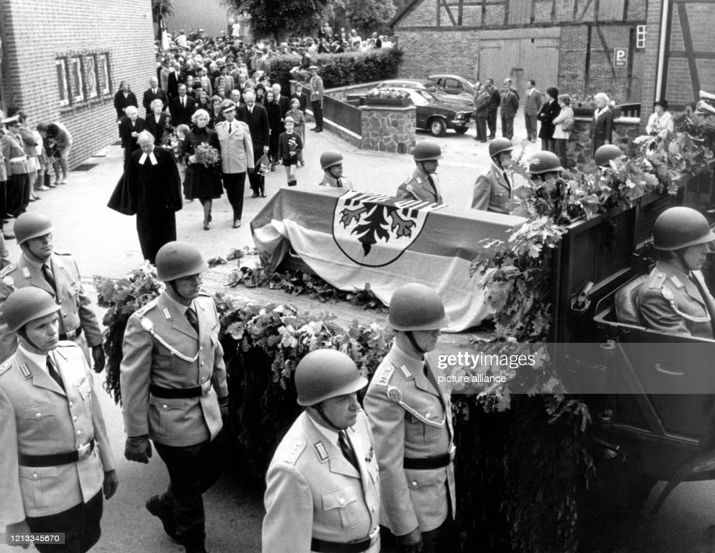 Thống chế Erich von Manstein qua đời trong một cơn đột quỵ tại Irschenhausen, bang Bayern vào đêm ngày 9/6/1973, hưởng thọ 85 tuổi. Tang lễ ông được tổ chức trọng thể theo nghi thức quân đội và hàng trăm quân nhân ở mọi cấp bậc đã tham dự lễ tiễn đưa ông về nơi an nghỉ cuối cùng.