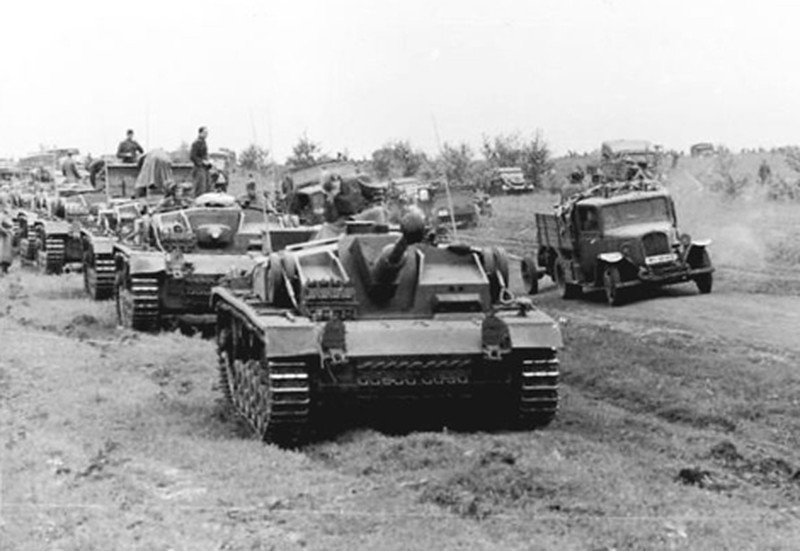 Manstein phản đối và cho rằng ông còn nhiều quân dự bị chưa tham chiến, trong khi lực lượng dự bị Liên Xô đã cạn kiệt. Tuy nhiên, Hitler dứt khoát hủy bỏ cuộc tấn công. Mặc dù Hồng quân chịu thiệt hại nặng nề nhưng các sử gia quân sự vẫn bác bỏ khả năng quân Đức thắng lợi nếu chiến dịch được tiếp tục sau ngày 13/7.