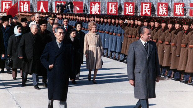 Trong những năm 1970, mối quan hệ ngoại giao giữa Mỹ và Trung Quốc đã thay đổi, chuyển từ đối đầu sang đối thoại, nhằm ổn định cán cân quyền lực toàn cầu, tạo đối trọng với Liên Xô, cũng như củng cố vị thế của Bắc Kinh trên trường thế giới.