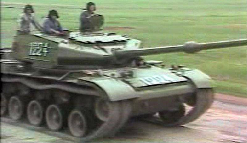 Chương trình Jaguar diễn ra từ giữa những năm 1980, nguyên mẫu đầu tiên được giới thiệu vào năm 1988, hai nhà thiết kế chính là Cadillac Gage Mỹ và Tổng công ty Xuất nhập khẩu Máy móc và Thiết bị Quốc gia Trung Quốc.