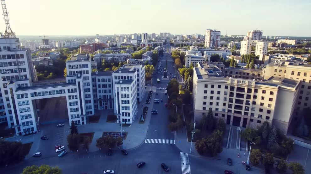 Xét về góc độ địa lý, Kharkov là cửa ngõ giao lưu Bắc - Nam quan trọng, có giá trị chiến lược to lớn. Kharkov là cơ sở nghiên cứu khoa học, văn hóa và giáo dục đại học lớn nhất Ukraine, với 88 cơ sở giáo dục đại học, khoảng 250.000 sinh viên và nhiều sinh viên nước ngoài từ khắp nơi trên thế giới.