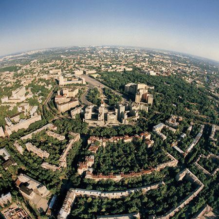 Thành phố Kharkov cách biên giới Nga gần 50 km và là nơi có một số lượng lớn người nói tiếng Nga. Kharkov là một thành phố ở đông bắc Ukraine, được thành lập vào năm 1932. Thành phố giáp với Donetsk và Luhansk về phía đông nam và Nga ở phía bắc.