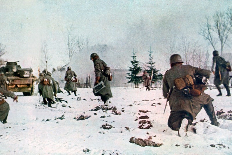 Trận Kharkov lần thứ hai diễn ra vào tháng 5/1942, quân đội Liên Xô tập hợp hàng trăm nghìn người để tấn công Kharkov. Kết quả là quân Đức chỉ tiêu hao 20.000 người và quét sạch 300.000 quân Liên Xô trong 17 ngày.