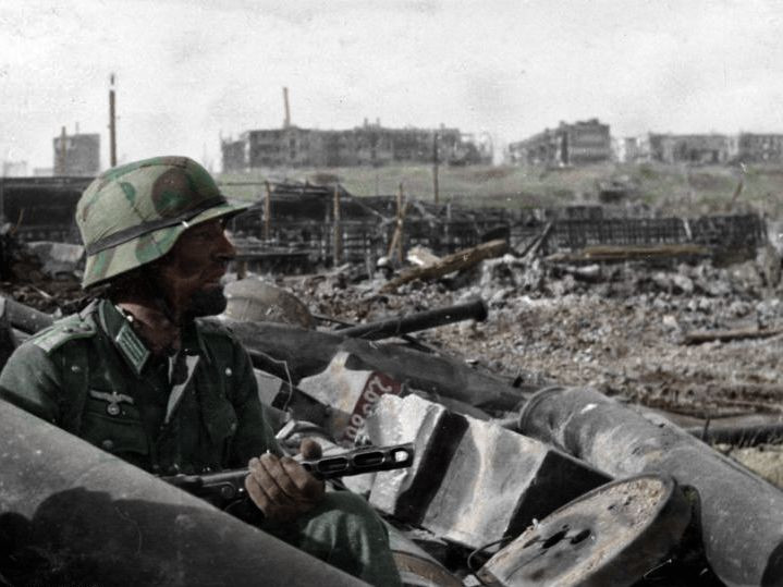 Trận Kharkov đầu tiên diễn ra vào tháng 7/1941, quân đội Liên Xô đã trải qua trận Kiev bi thảm ở Ukraine, hơn 600.000 quân đã bị tiêu diệt, để có thể chặn đường rút lui của quân đội Liên Xô ở Ukraine, quân Đức đã sử dụng tập đoàn quân số 6 nhanh chóng đánh chiếm Kharkov bao vây quân Liên Xô ở Ukraine.