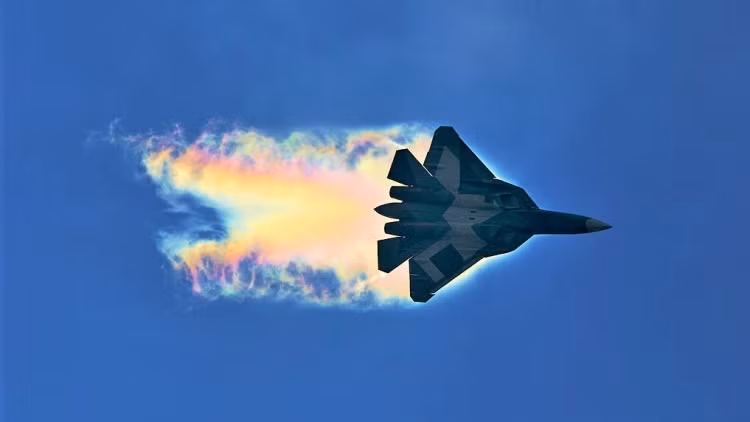 Su-57 có bán kính chiến đấu ước tính khoảng từ 2.700-2.750km, kết hợp với tầm bắn của tên lửa Kh-47M2 sẽ cho phép người điều khiển tấn công các mục tiêu lên đến 4.700km.