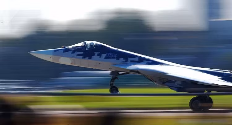 Su-57 có nhiều khả năng vượt trội hơn so với tiêu chuẩn cho máy bay phản lực thế hệ thứ năm ngày nay. Các công nghệ tương lai hiện đang ở các giai đoạn khác nhau bao gồm tích hợp trí tuệ nhân tạo, vũ khí laser và công nghệ động cơ, tác chiến điện tử, radar và chia sẻ dữ liệu thế hệ mới.